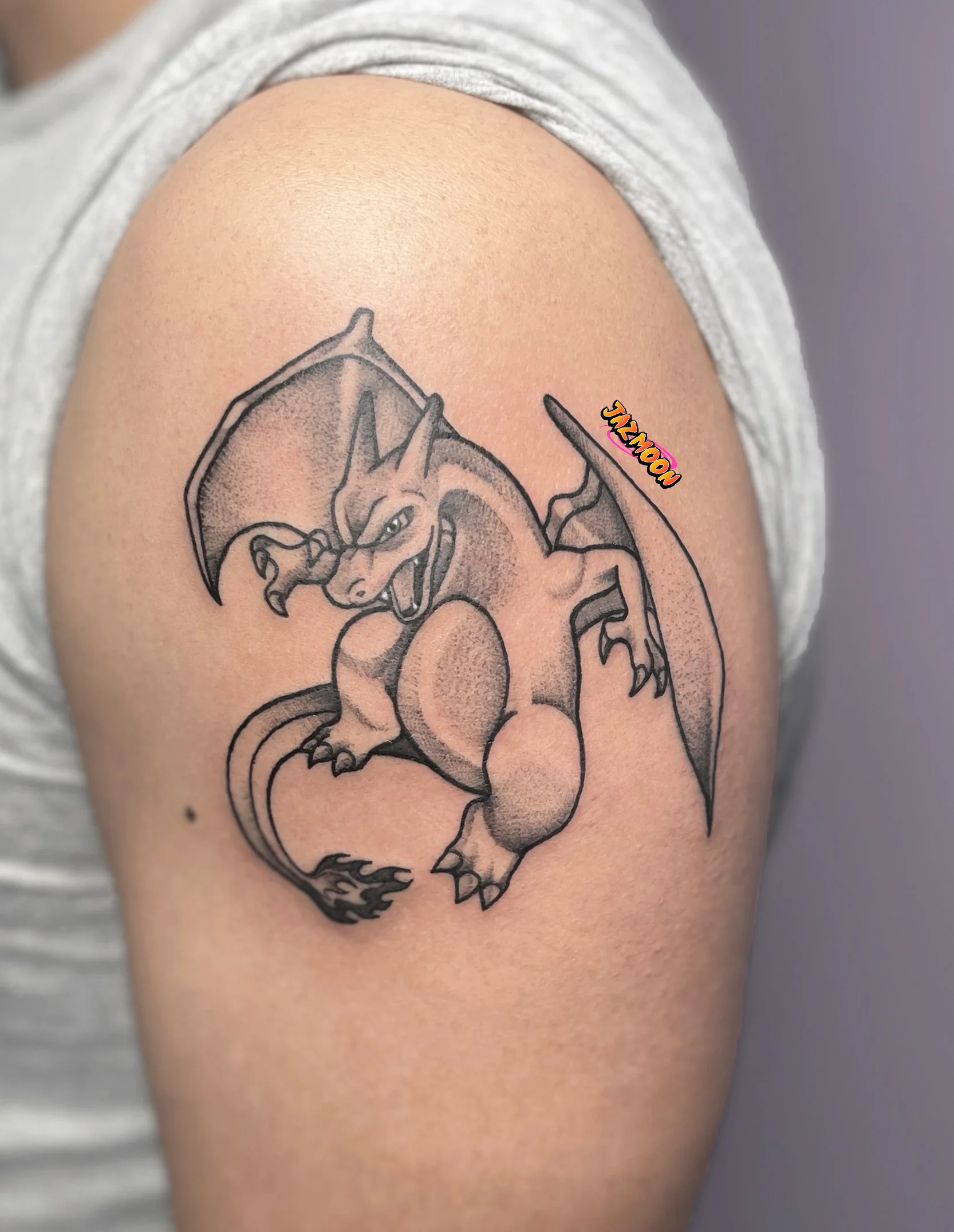 Tatuaje Charizard blanco y negro
